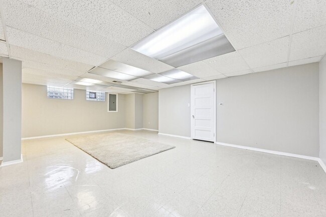 Building Photo - 1420 Oakton St