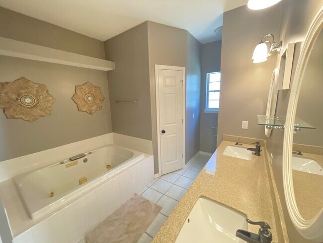 Building Photo - 9331 Vandivere Dr