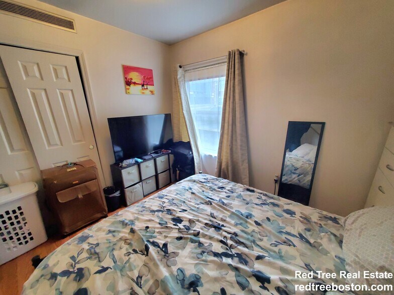 Building Photo - 8-10 Glencoe St. Unit 1