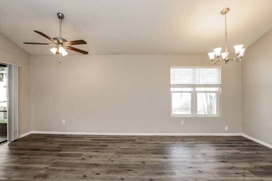 Building Photo - 585 Conure St