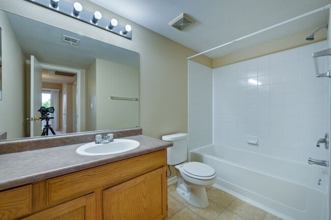 Building Photo - SW!! 2 Bedroom 2 Bath 2nd floor Condo!!! O...