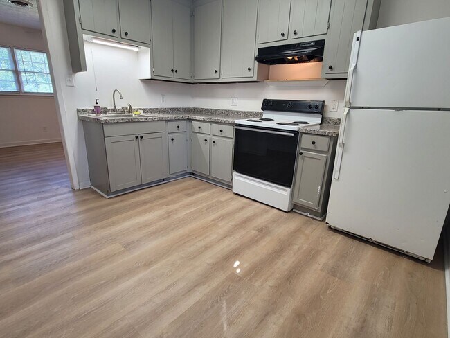 Building Photo - 2BD 1BA Home (Newly Renovated, Yardcare In...