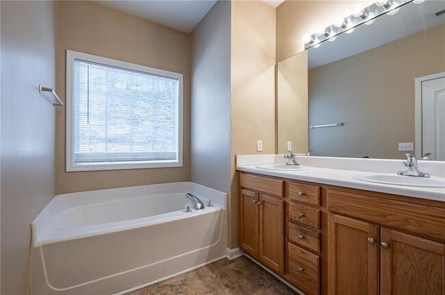 Building Photo - 32 Brookvalley Ct W