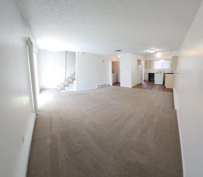 Living room - 214 Smithridge Park