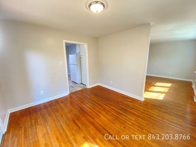 Building Photo - 1821 Somerset Cir