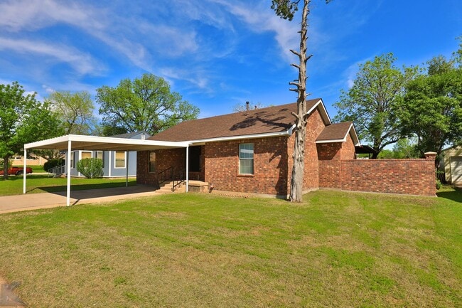 Building Photo - 3 bed 2 bath 2 car carport home in south A...