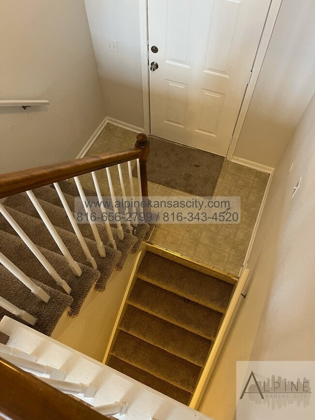 Building Photo - Spacious Gladstone Duplex, Croner Lot, 2 Car Garage!