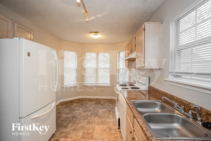 Building Photo - 5043 W 57th St
