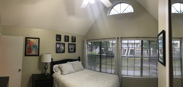 Queen Bed, Vaulted Ceiling, Private Bath Entrance - 5001 Grande Dr