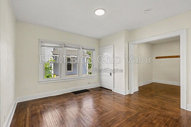 Building Photo - 1832 Woodlawn Ave