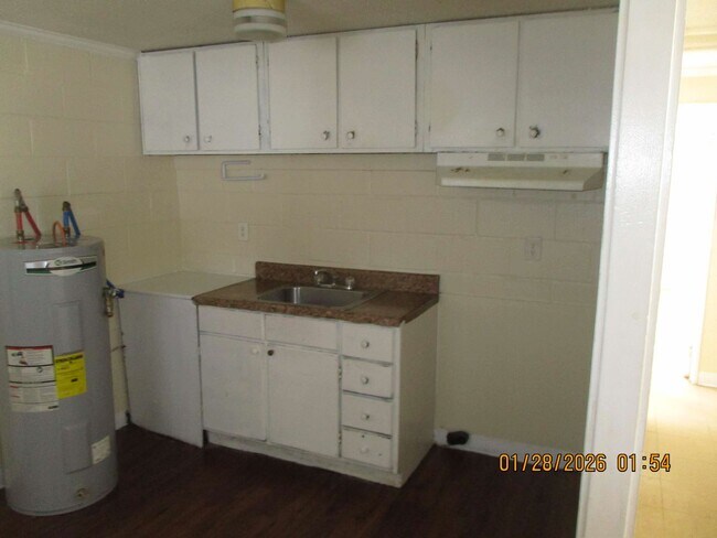 Building Photo - 806 W Lincoln Ave