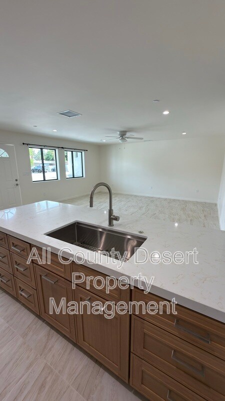 Building Photo - 517 S Mountain View Dr