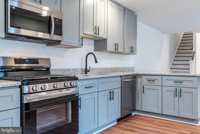 Building Photo - 32 E Elm St