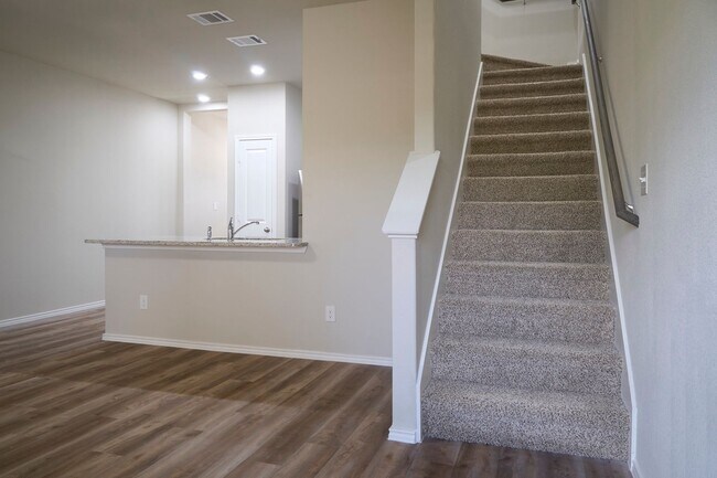 Building Photo - Hunters Ranch Beauty! 3 Bedroom 2 1/2 Bath Townhome