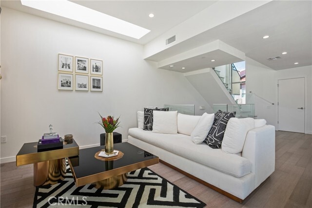 Building Photo - 823 N Fuller Ave