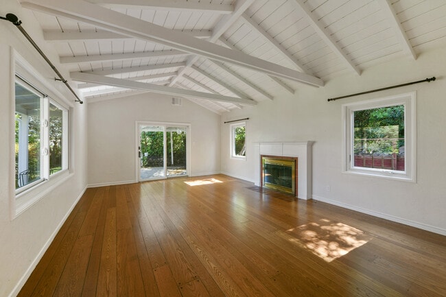 Building Photo - 925 Hawthorn Dr