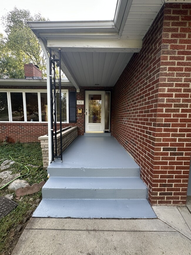 Building Photo - 3637 Sunset Dr