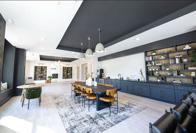 Building Photo - 424 W Trade St