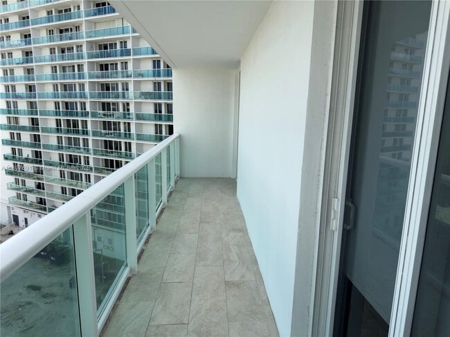 Building Photo - 100 Bayview Dr