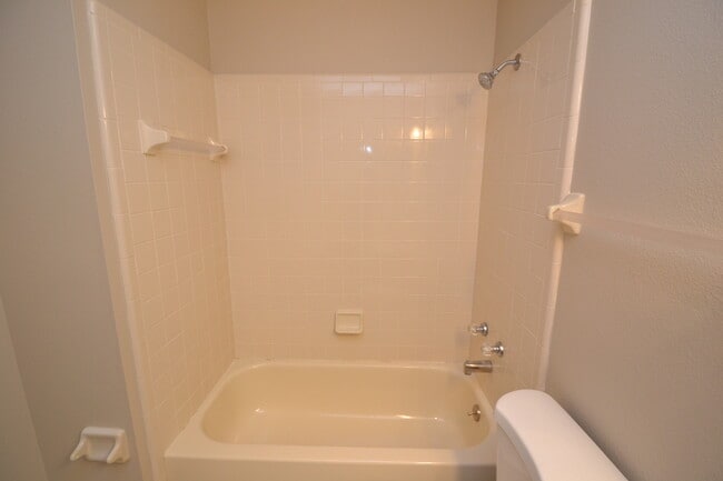 Building Photo - Beautiful 2/2.5 Winter Springs Townhome ~ Newer Paint & Flooring ~ End Unit with Pond View!