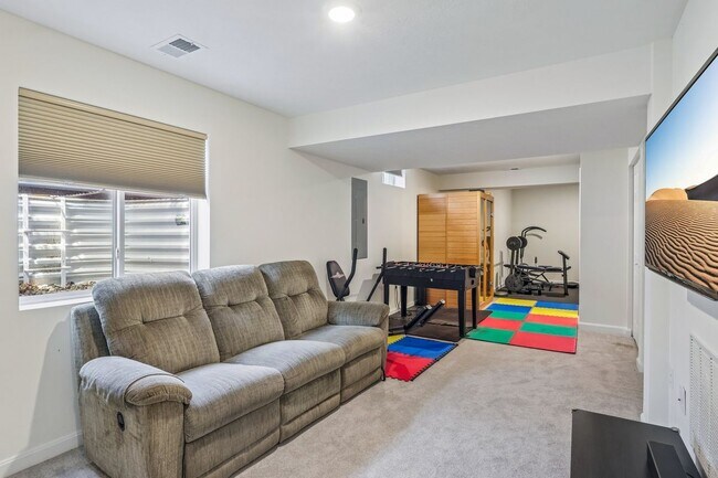 Building Photo - 1105 Deerfield Dr
