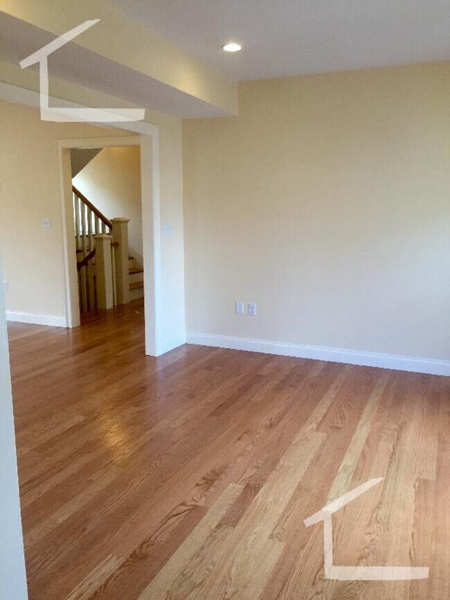 Building Photo - nice 4 bed in Newton