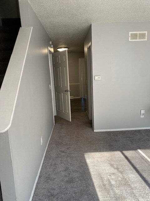 Building Photo - "Charming 2-Bed Townhome (multiplex buildi...