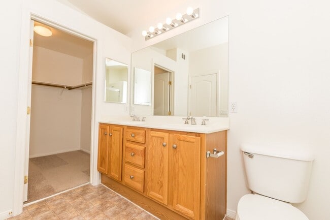 Building Photo - Available! 2 Bedroom Townhome inside Pacif...