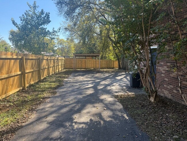 Building Photo - Quiet Hendersonville Neighborhood