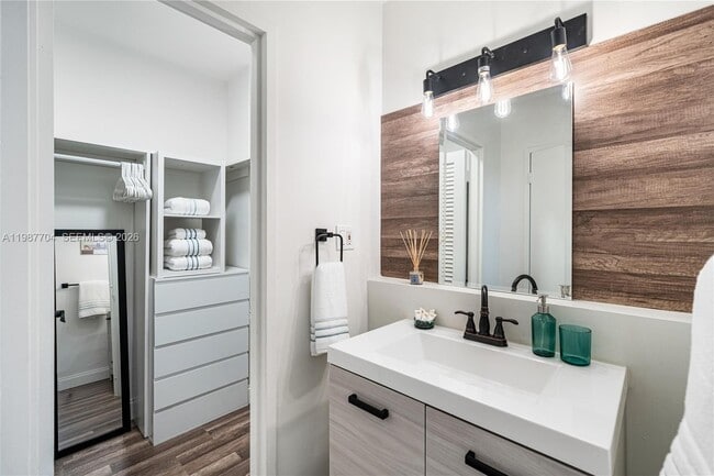 Building Photo - 100 Lincoln Rd