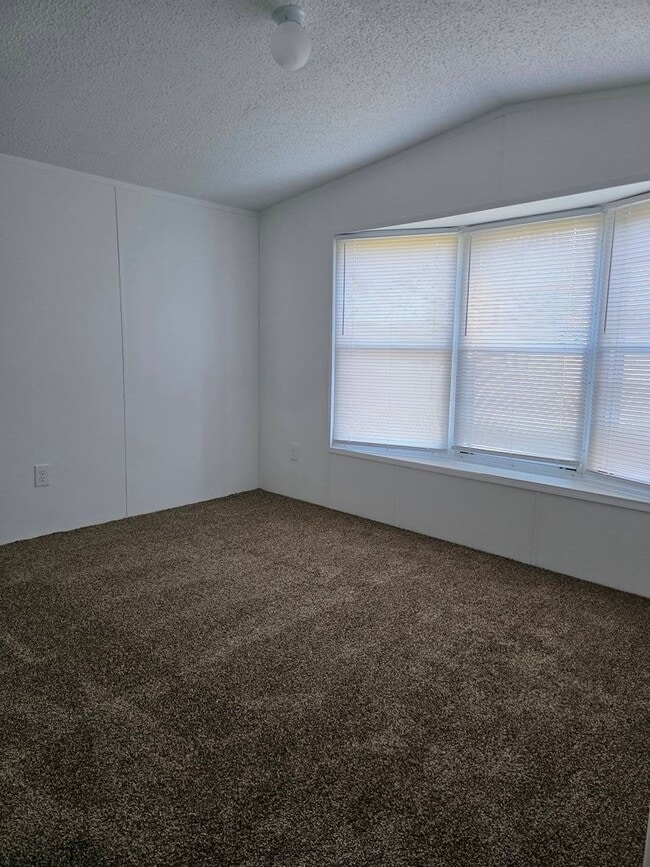 Building Photo - Ready to Move in