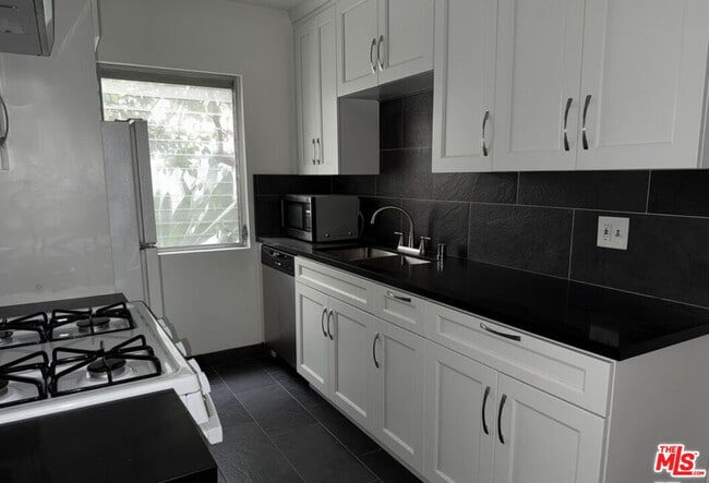 Building Photo - 1475 S Wooster St