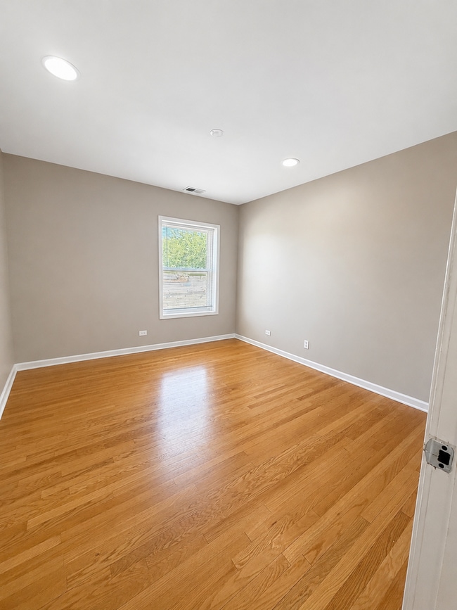 Building Photo - Sunny Top-Floor 3BR/2BA in West Ridge with Parking and Water Included