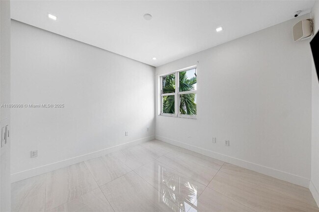 Building Photo - 7918 Harbor Island Dr