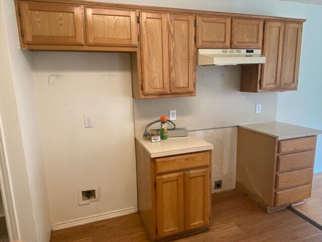 Building Photo - THREE BEDROOM TWO BATHROOM HOUSE