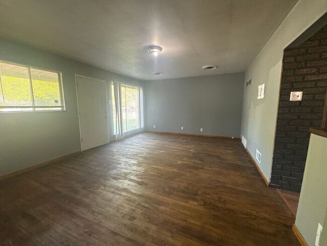 Building Photo - 3 Bedroom, 1 Bath House on Cul De Sac!