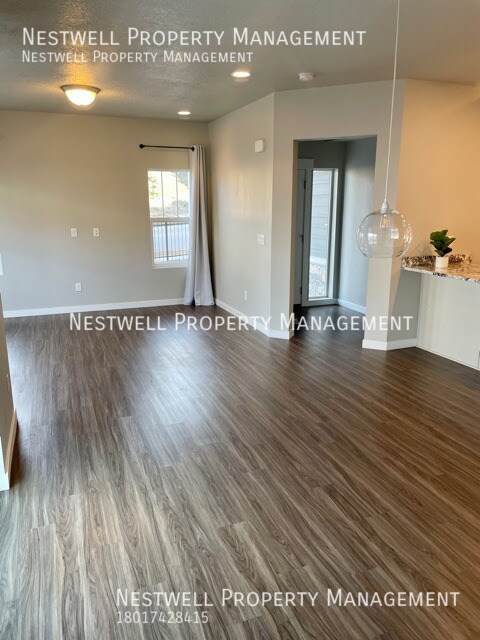 Building Photo - Amazing End-Row Townhome in Traverse Mountain