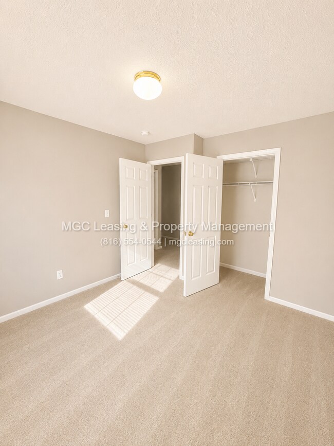 Building Photo - 4605 NE Whispering Winds Dr