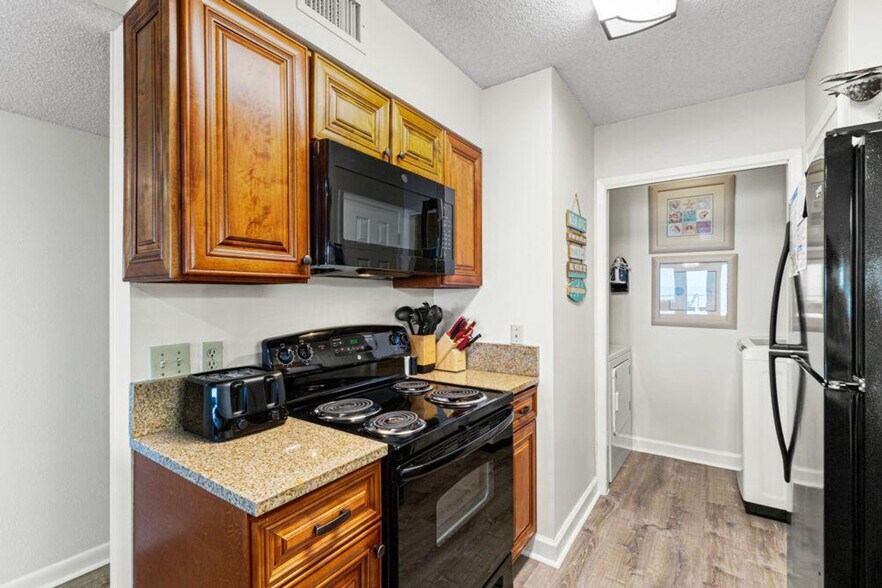 Building Photo - 409 E Beach Blvd