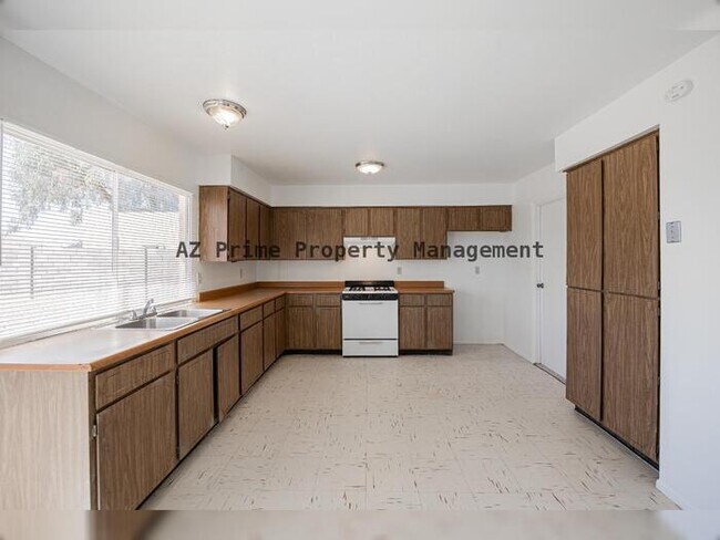 Building Photo - 8821 W Sahuaro Dr