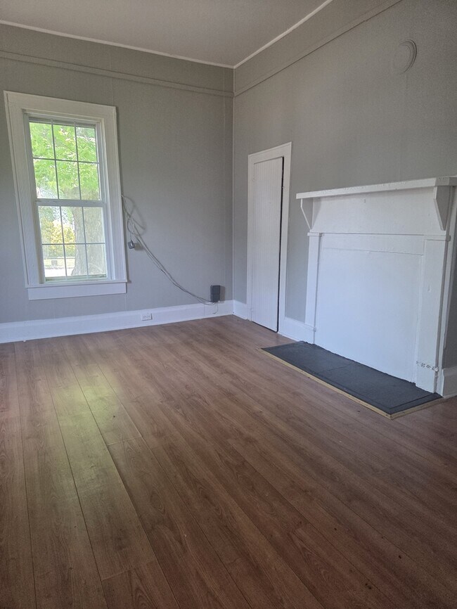 Building Photo - Charming Historic Bungalow