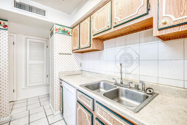 Building Photo - 3008 Gaston Dr