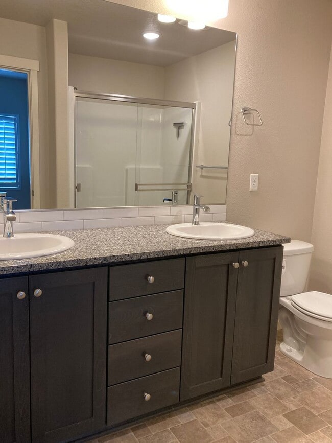Building Photo - Beautiful Newer Home in Tigard