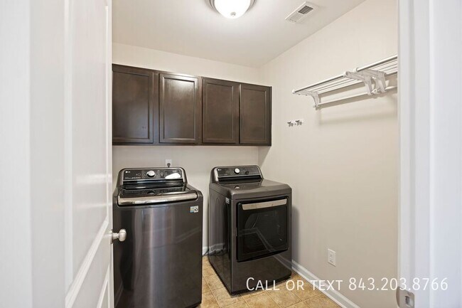 Building Photo - 158 Charlesfort Way