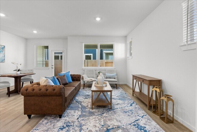 Building Photo - 535 Avisa Dr