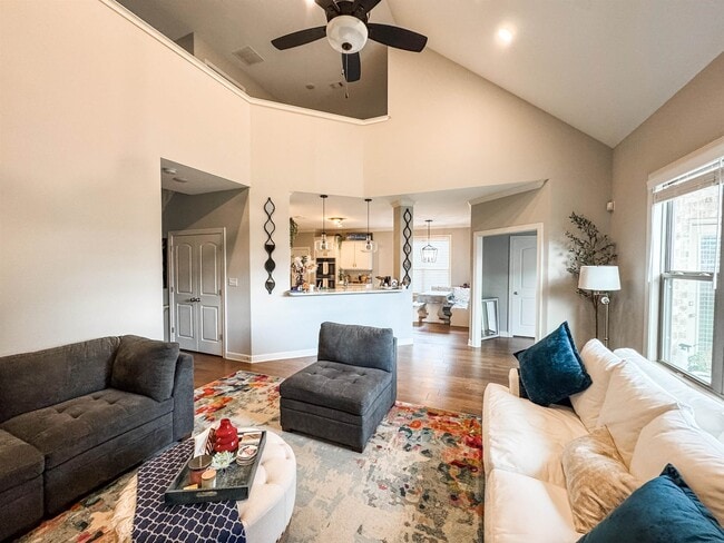 Building Photo - 512 Dogwood Valley Dr