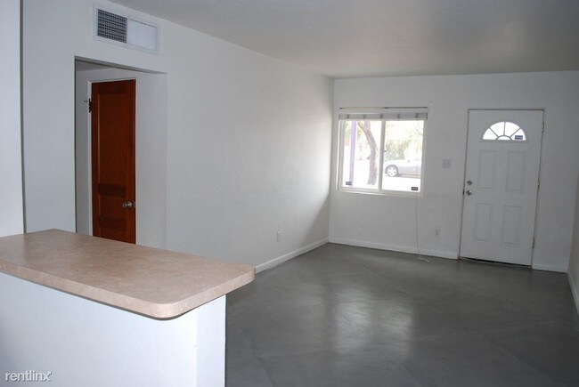 Building Photo - 4 br, 2 bath House - 2501 E Towner St