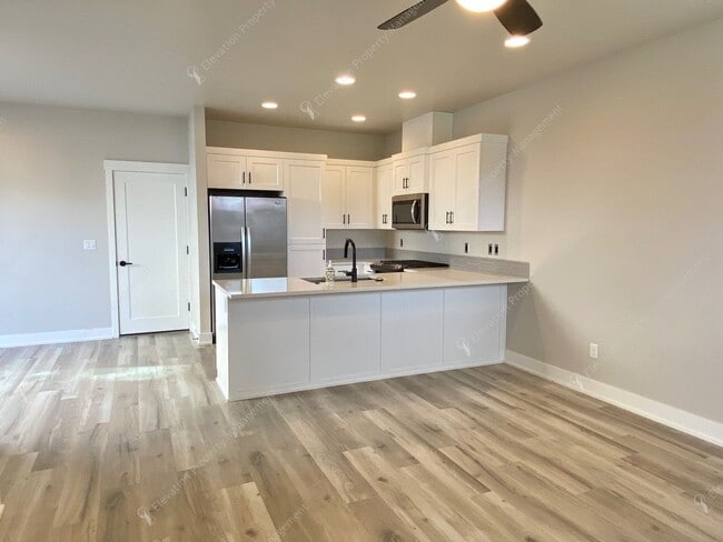 Building Photo - Newer 3BR - 2.5BA Home a Sought-After Redm...