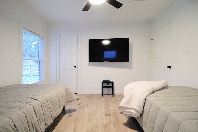 Building Photo - Ryan Place- Short to Mid-Term Rental Fully Remodeled 2  Bed, 1 Bath