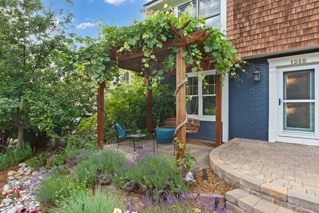 Building Photo - Rare Find in Kensington South – Park Views...